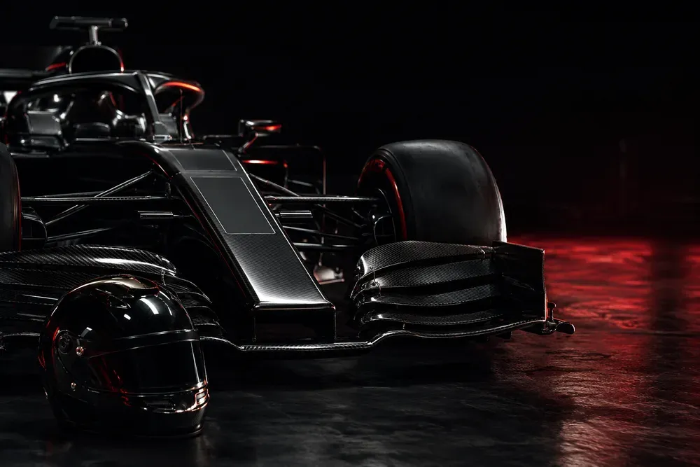 F1マシンとヘルメットのイメージ画像（特定チームの車両ではありません）